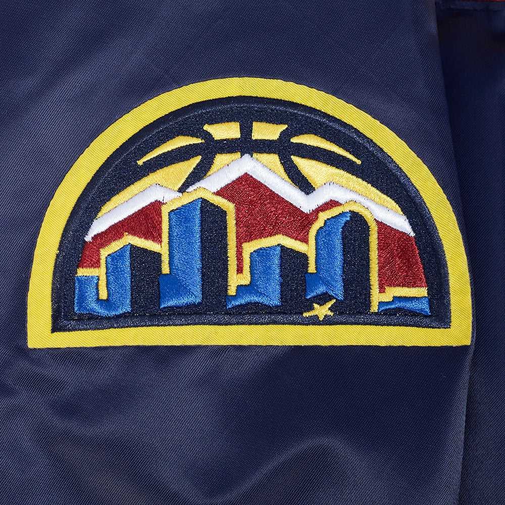 NBA DENVER NUGGETS RETRO CLASSIC BLOUSON EN SATIN À BORDS CÔTELÉS POUR HOMME (MARINE MINUIT)