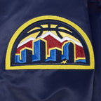 NBA DENVER NUGGETS RETRO CLASSIC BLOUSON EN SATIN À BORDS CÔTELÉS POUR HOMME (MARINE MINUIT)