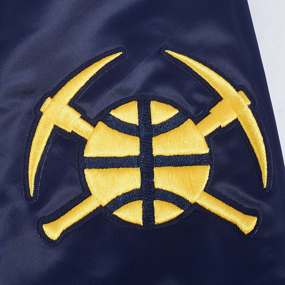 NBA DENVER NUGGETS RETRO CLASSIC BLOUSON EN SATIN À BORDS CÔTELÉS POUR HOMME (MARINE MINUIT)