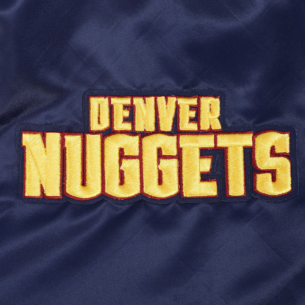 NBA DENVER NUGGETS RETRO CLASSIC BLOUSON EN SATIN À BORDS CÔTELÉS POUR HOMME (MARINE MINUIT)