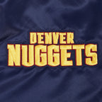 NBA DENVER NUGGETS RETRO CLASSIC BLOUSON EN SATIN À BORDS CÔTELÉS POUR HOMME (MARINE MINUIT)