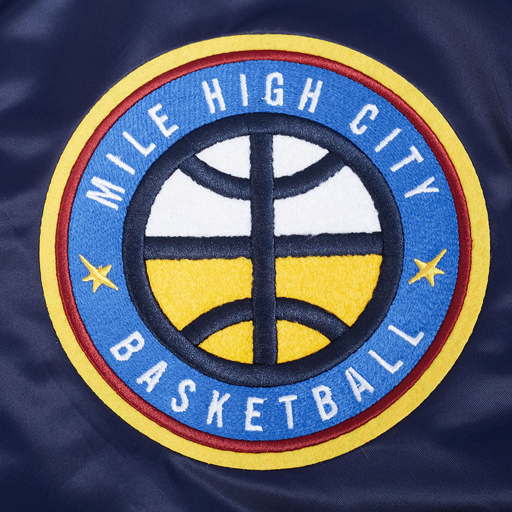 NBA DENVER NUGGETS RETRO CLASSIC BLOUSON EN SATIN À BORDS CÔTELÉS POUR HOMME (MARINE MINUIT)