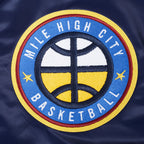 NBA DENVER NUGGETS RETRO CLASSIC BLOUSON EN SATIN À BORDS CÔTELÉS POUR HOMME (MARINE MINUIT)