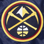 NBA DENVER NUGGETS RETRO CLASSIC BLOUSON EN SATIN À BORDS CÔTELÉS POUR HOMME (MARINE MINUIT)