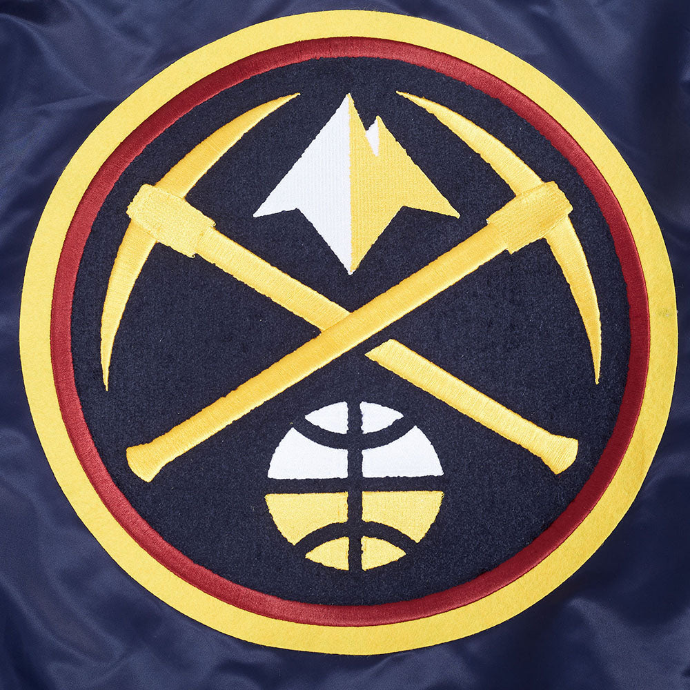 NBA DENVER NUGGETS RETRO CLASSIC BLOUSON EN SATIN À BORDS CÔTELÉS POUR HOMME (MARINE MINUIT)