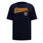 NBA DENVER NUGGETS SCRIPT TAIL T-SHIRT DE COUPE BOYFRIEND POUR FEMME (MARINE MINUIT)