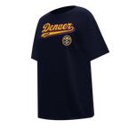 NBA DENVER NUGGETS SCRIPT TAIL T-SHIRT DE COUPE BOYFRIEND POUR FEMME (MARINE MINUIT)