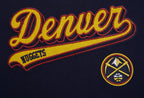 NBA DENVER NUGGETS SCRIPT TAIL T-SHIRT DE COUPE BOYFRIEND POUR FEMME (MARINE MINUIT)
