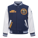 NBA DENVER NUGGETS RETRO CLASSIC BLOUSON COLLÉGIAL EN LAINE À BORDS CÔTELÉS POUR GARÇON ENFANT (MARINE MINUIT/BLANC)