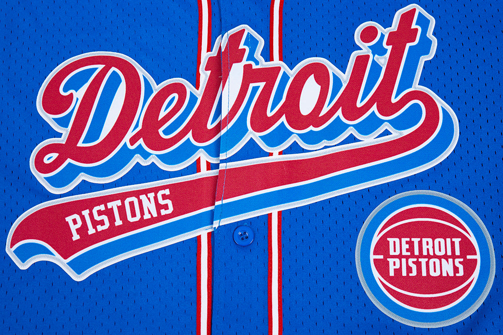 NBA DETROIT PISTONS SCRIPT TAIL CHEMISE BOUTONNÉE EN FILET POUR HOMME (BLEU ROYAL/ROUGE)