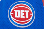 NBA DETROIT PISTONS SCRIPT TAIL CHEMISE BOUTONNÉE EN FILET POUR HOMME (BLEU ROYAL/ROUGE)