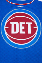 NBA DETROIT PISTONS SCRIPT TAIL CHEMISE BOUTONNÉE EN FILET POUR HOMME (BLEU ROYAL/ROUGE)