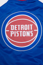 NBA DETROIT PISTONS SCRIPT TAIL BLOUSON EN SATIN POUR HOMME (BLEU ROYAL/ROUGE)