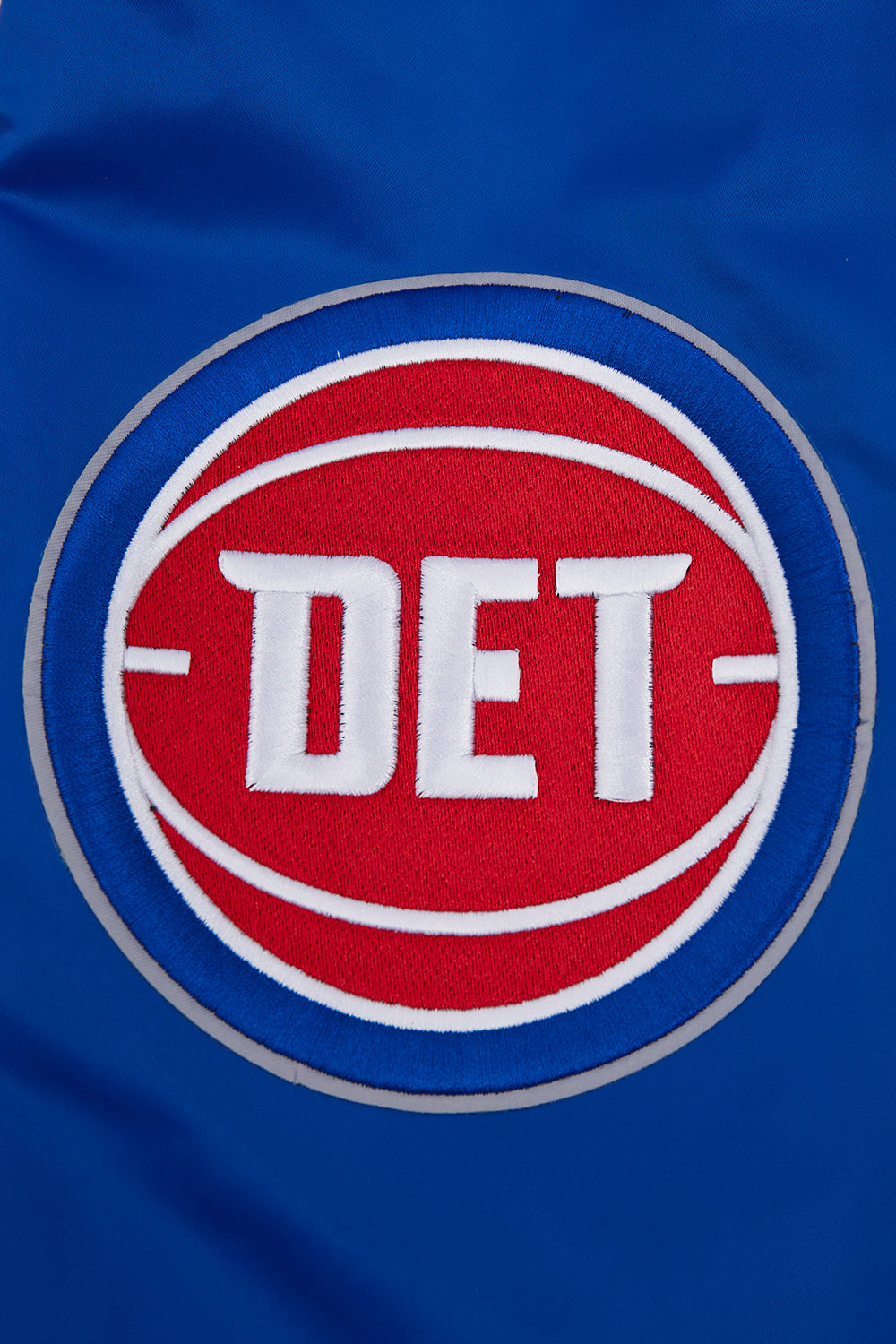 NBA DETROIT PISTONS SCRIPT TAIL BLOUSON EN SATIN POUR HOMME (BLEU ROYAL/ROUGE)