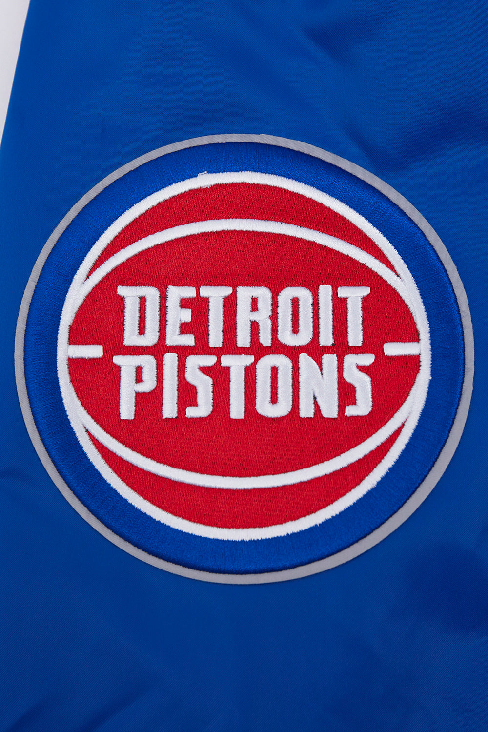 NBA DETROIT PISTONS SCRIPT TAIL BLOUSON EN SATIN POUR HOMME (BLEU ROYAL/ROUGE)