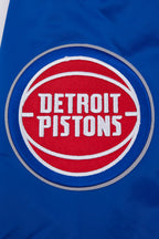 NBA DETROIT PISTONS SCRIPT TAIL BLOUSON EN SATIN POUR HOMME (BLEU ROYAL/ROUGE)