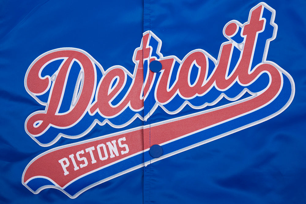 NBA DETROIT PISTONS SCRIPT TAIL BLOUSON EN SATIN POUR HOMME (BLEU ROYAL/ROUGE)