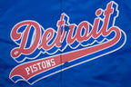 NBA DETROIT PISTONS SCRIPT TAIL BLOUSON EN SATIN POUR HOMME (BLEU ROYAL/ROUGE)