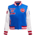 NBA DETROIT PISTONS RETRO CLASSIC BLOUSON COLLÉGIAL EN LAINE À BORDS CÔTELÉS POUR FEMME (BLEU ROYAL/ROUGE)