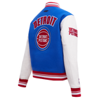 NBA DETROIT PISTONS RETRO CLASSIC BLOUSON COLLÉGIAL EN LAINE À BORDS CÔTELÉS POUR FEMME (BLEU ROYAL/ROUGE)