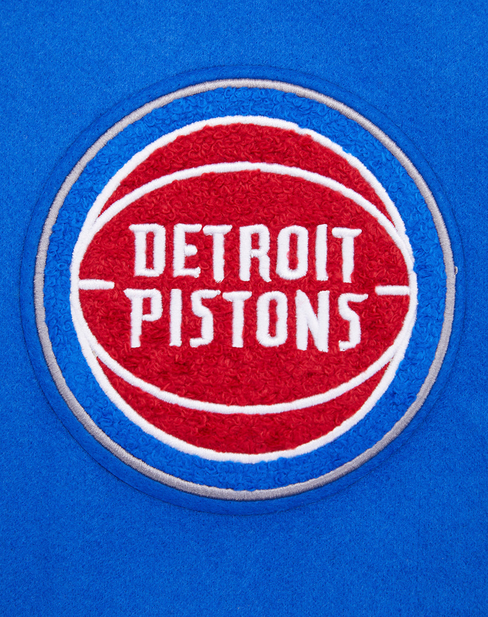 NBA DETROIT PISTONS RETRO CLASSIC BLOUSON COLLÉGIAL EN LAINE À BORDS CÔTELÉS POUR FEMME (BLEU ROYAL/ROUGE)