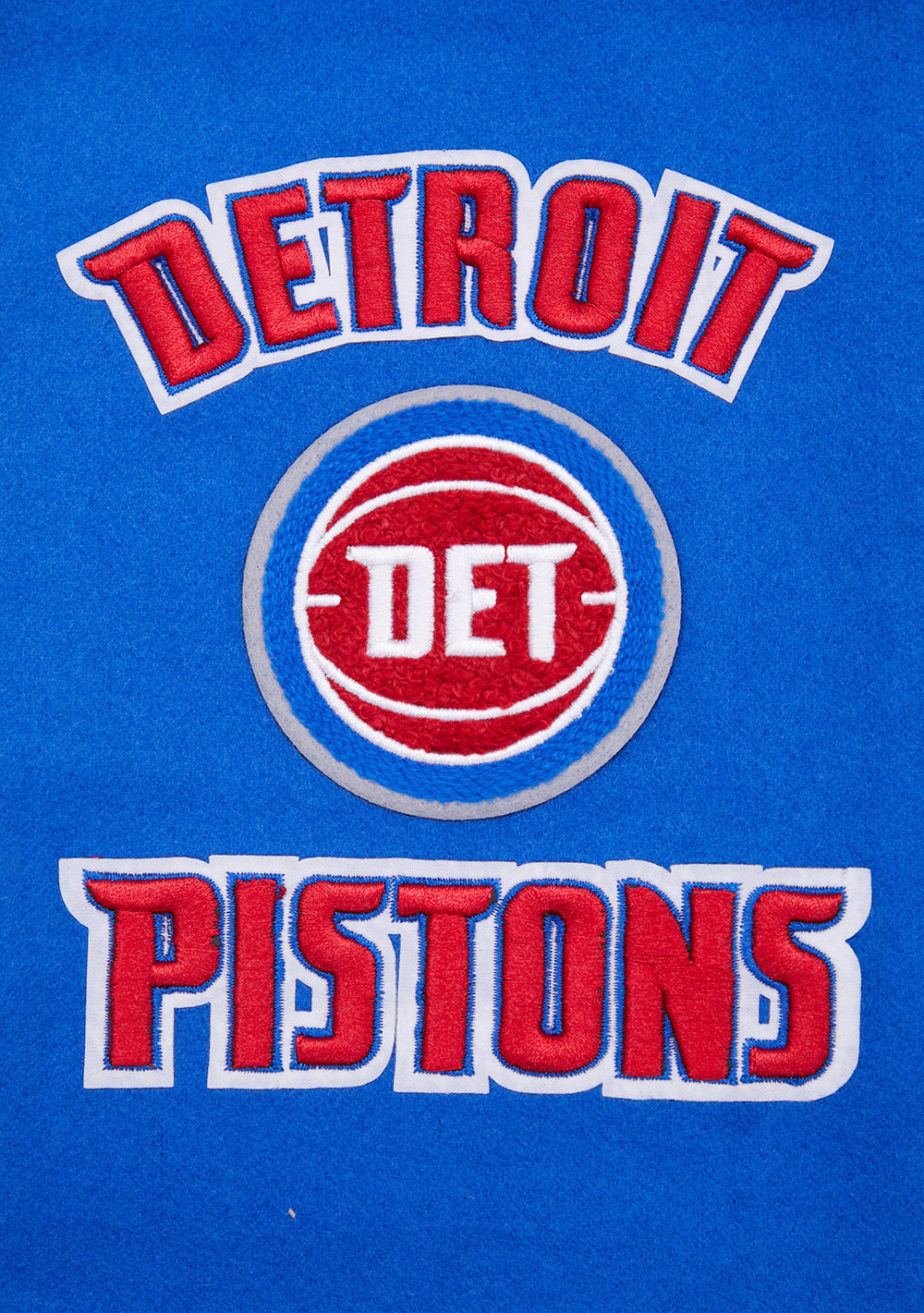 NBA DETROIT PISTONS RETRO CLASSIC BLOUSON COLLÉGIAL EN LAINE À BORDS CÔTELÉS POUR FEMME (BLEU ROYAL/ROUGE)