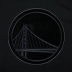 NBA GOLDEN STATE WARRIORS BLACKOUT CHANDAIL À CAPUCHON EN MOLLETON À ÉPAULES TOMBANTES POUR HOMME (NOIR)
