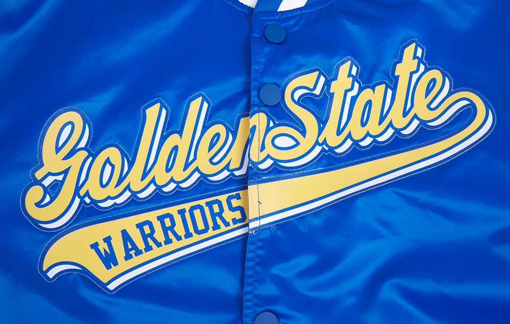 NBA GOLDEN STATE WARRIORS SCRIPT TAIL BLOUSON EN SATIN POUR HOMME (BLEU ROYAL)