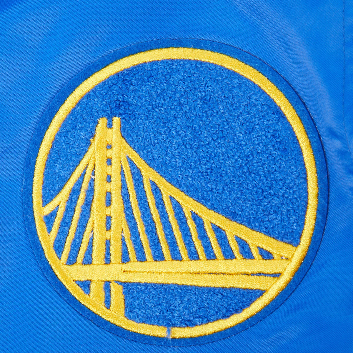 NBA GOLDEN STATE WARRIORS RETRO CLASSIC BLOUSON EN SATIN À BORDS CÔTELÉS POUR GARÇON JUNIOR (BLEU ROYAL)