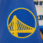 NBA GOLDEN STATE WARRIORS CLASSIC STUDIO BLOUSON COLLÉGIAL POUR GARÇON JUNIOR (COQUILLE D'ŒUF/BLEU ROYAL)