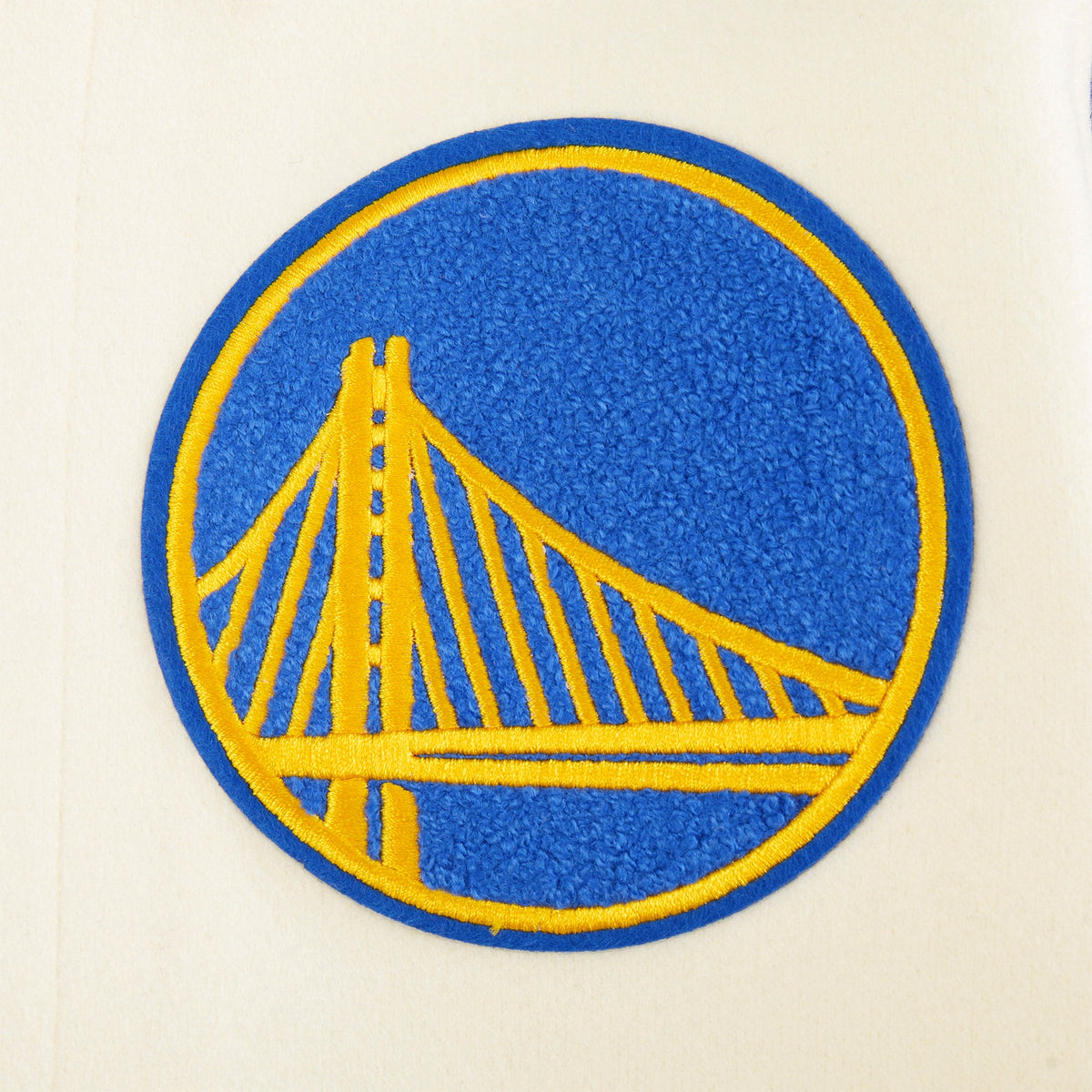 NBA GOLDEN STATE WARRIORS CLASSIC STUDIO BLOUSON COLLÉGIAL POUR GARÇON JUNIOR (COQUILLE D'ŒUF/BLEU ROYAL)