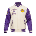 NBA LOS ANGELES LAKERS RETRO CLASSIC BLOUSON COLLÉGIAL EN LAINE À BORDS CÔTELÉS POUR HOMME (COQUILLE D'ŒUF/VIOLET)