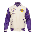 NBA LOS ANGELES LAKERS RETRO CLASSIC BLOUSON COLLÉGIAL EN LAINE À BORDS CÔTELÉS POUR HOMME (COQUILLE D'ŒUF/VIOLET)