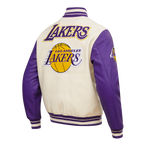 NBA LOS ANGELES LAKERS RETRO CLASSIC BLOUSON COLLÉGIAL EN LAINE À BORDS CÔTELÉS POUR HOMME (COQUILLE D'ŒUF/VIOLET)