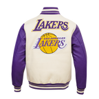 NBA LOS ANGELES LAKERS RETRO CLASSIC BLOUSON COLLÉGIAL EN LAINE À BORDS CÔTELÉS POUR HOMME (COQUILLE D'ŒUF/VIOLET)
