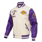 NBA LOS ANGELES LAKERS RETRO CLASSIC BLOUSON COLLÉGIAL EN LAINE À BORDS CÔTELÉS POUR HOMME (COQUILLE D'ŒUF/VIOLET)