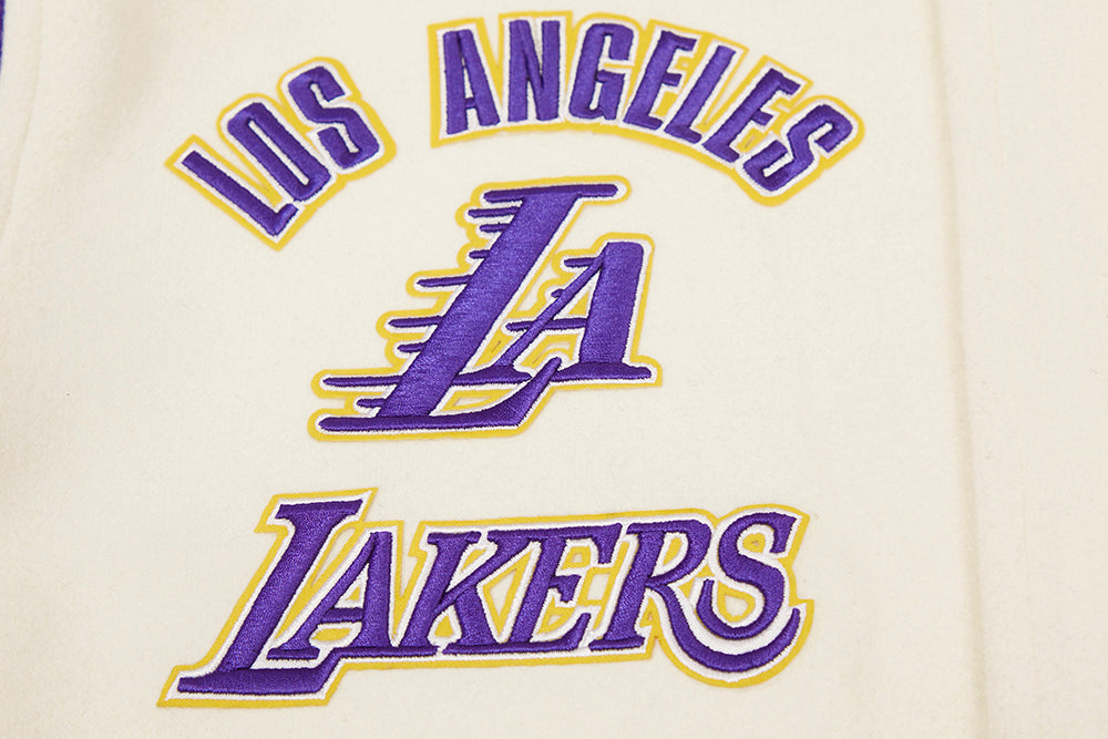 NBA LOS ANGELES LAKERS RETRO CLASSIC BLOUSON COLLÉGIAL EN LAINE À BORDS CÔTELÉS POUR HOMME (COQUILLE D'ŒUF/VIOLET)