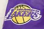 NBA LOS ANGELES LAKERS RETRO CLASSIC BLOUSON COLLÉGIAL EN LAINE À BORDS CÔTELÉS POUR HOMME (COQUILLE D'ŒUF/VIOLET)