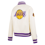 NBA LOS ANGELES LAKERS RETRO CLASSIC BLOUSON EN SATIN À BORDS CÔTELÉS POUR FEMME (COQUILLE D'ŒUF/VIOLET)