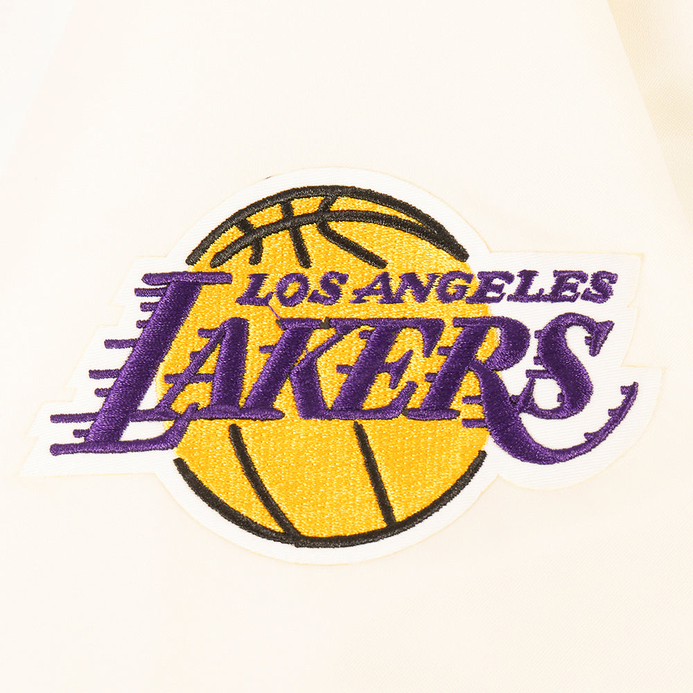 NBA LOS ANGELES LAKERS RETRO CLASSIC BLOUSON EN SATIN À BORDS CÔTELÉS POUR FEMME (COQUILLE D'ŒUF/VIOLET)