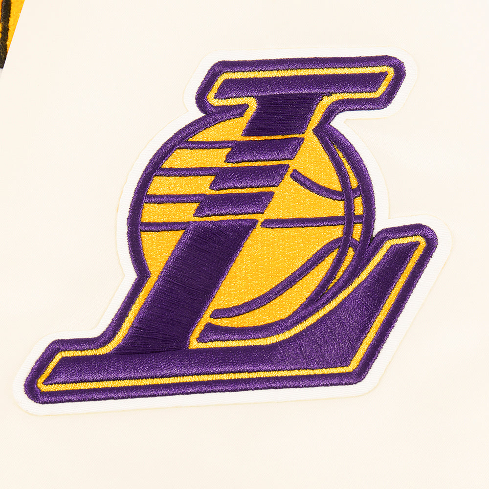 NBA LOS ANGELES LAKERS RETRO CLASSIC BLOUSON EN SATIN À BORDS CÔTELÉS POUR FEMME (COQUILLE D'ŒUF/VIOLET)