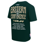 NBA MILWAUKEE BUCKS CITY TOUR 2.0 T-SHIRT EN JERSEY DE COTON À ÉPAULES TOMBANTES POUR HOMME (VERT FORÊT)