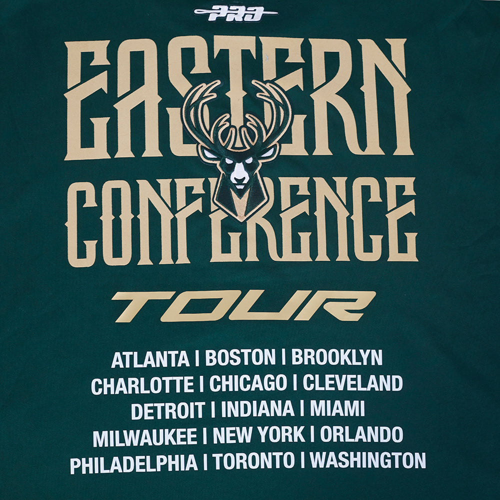 NBA MILWAUKEE BUCKS CITY TOUR 2.0 T-SHIRT EN JERSEY DE COTON À ÉPAULES TOMBANTES POUR HOMME (VERT FORÊT)