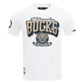 NBA MILWAUKEE BUCKS TEAM BADGE MEN'S WM SJ TEE (WHITE)