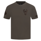 NBA MILWAUKEE BUCKS NEUTRAL T-SHIRT À ÉPAULES TOMBANTES POUR HOMME (TAUPE FONCÉ)