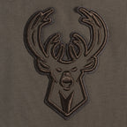 NBA MILWAUKEE BUCKS NEUTRAL T-SHIRT À ÉPAULES TOMBANTES POUR HOMME (TAUPE FONCÉ)