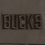 NBA MILWAUKEE BUCKS NEUTRAL T-SHIRT À ÉPAULES TOMBANTES POUR HOMME (TAUPE FONCÉ)