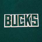 NBA MILWAUKEE BUCKS WINGSPAN T-SHIRT À MANCHES LONGUES ET À ÉPAULES TOMBANTES POUR HOMME (VERT FORÊT)