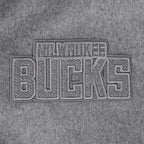 NBA MILWAUKEE BUCKS REVERSE FRENCH TERRY BLOUSON COLLÉGIAL EN LAINE POUR FEMME (NOIR/GRIS/COQUILLE D'ŒUF)
