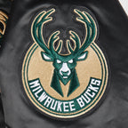 NBA MILWAUKEE BUCKS RETRO CLASSIC BLOUSON EN SATIN À BORDS CÔTELÉS POUR FEMME (NOIR)